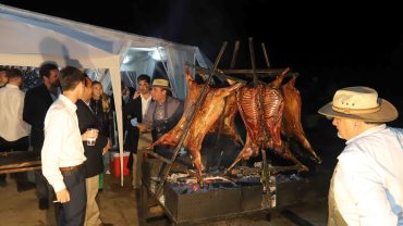 Cordero al palo del rey: Nuestro corte estrella, asado lentamente para obtener una carne tierna y llena de sabor.