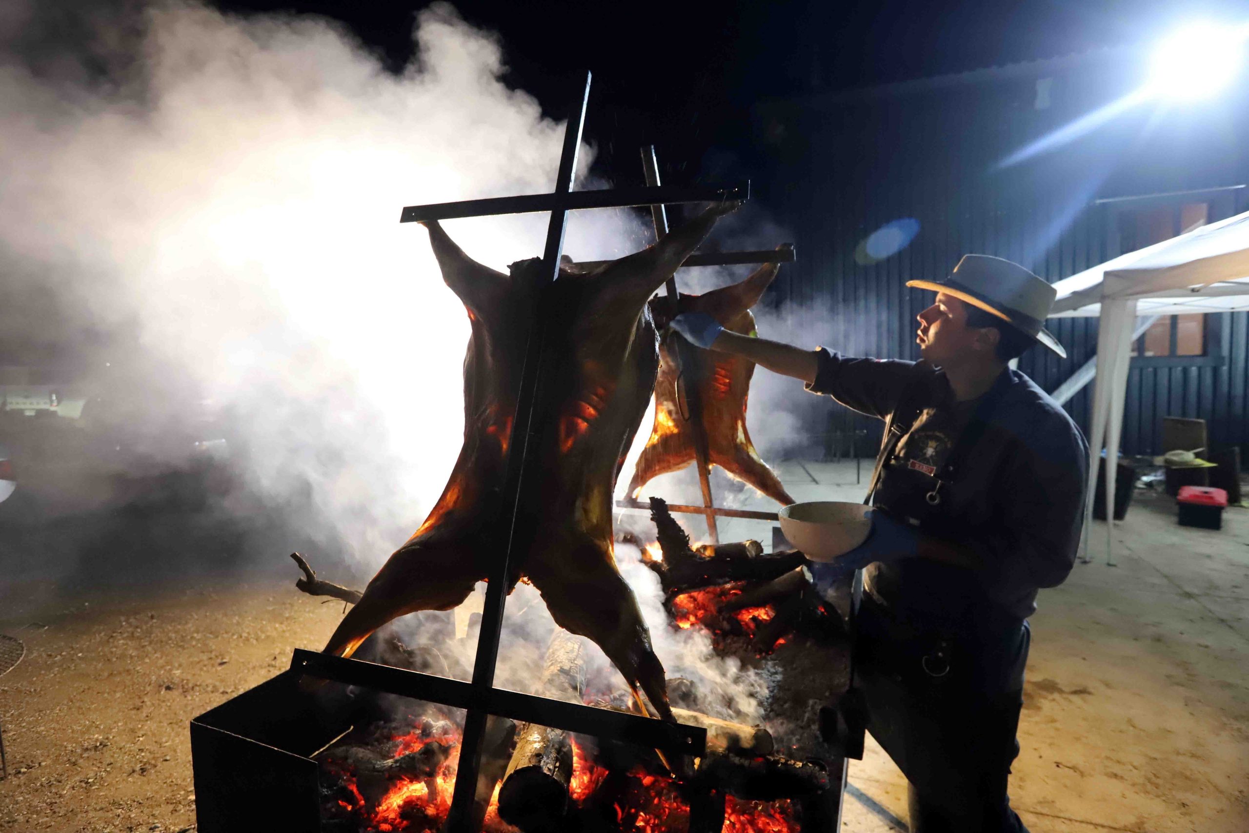 Nuestros parrilleros: Verdaderos expertos en el arte del asado