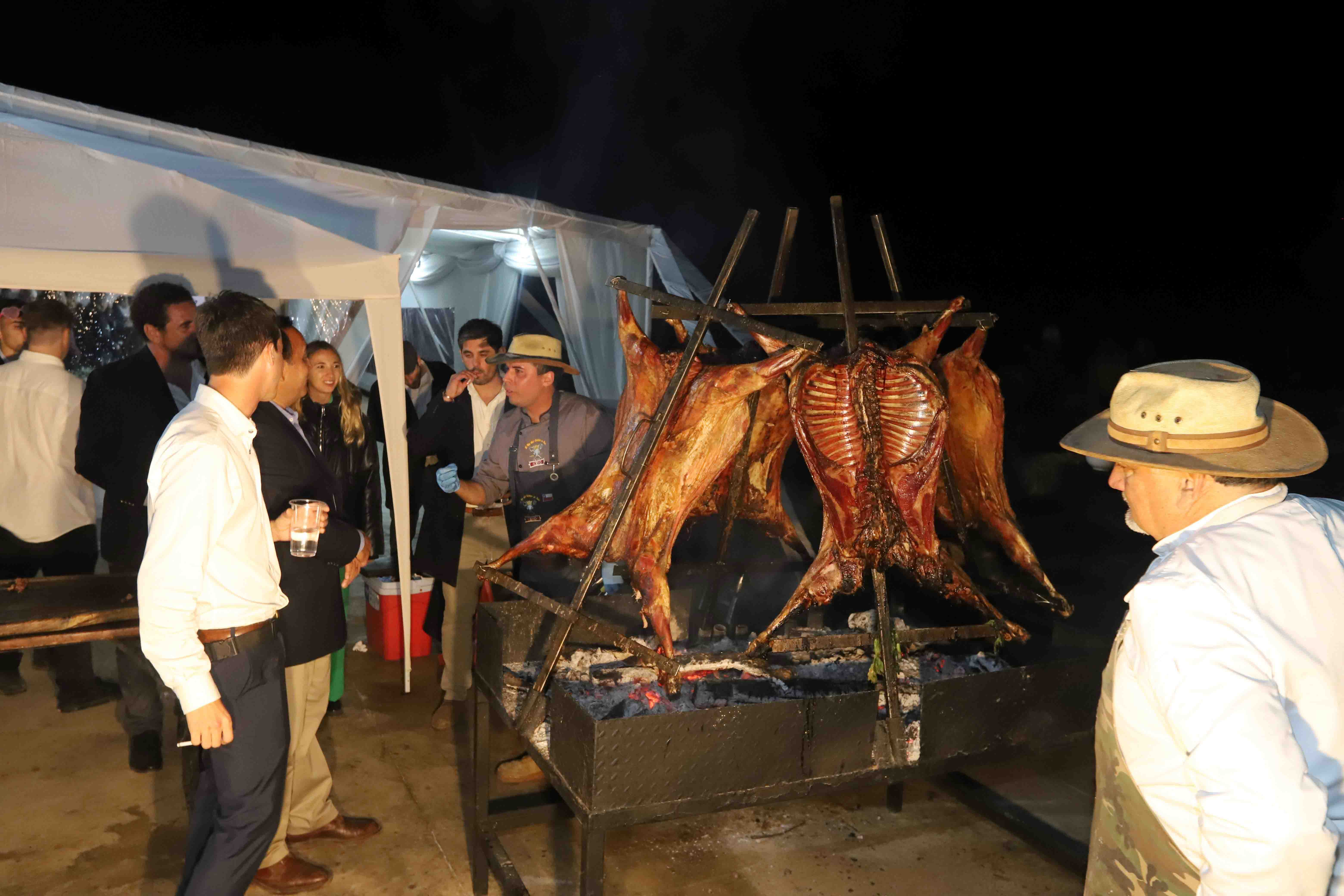 Cordero al palo del rey: Nuestro corte estrella, asado lentamente para obtener una carne tierna y llena de sabor.